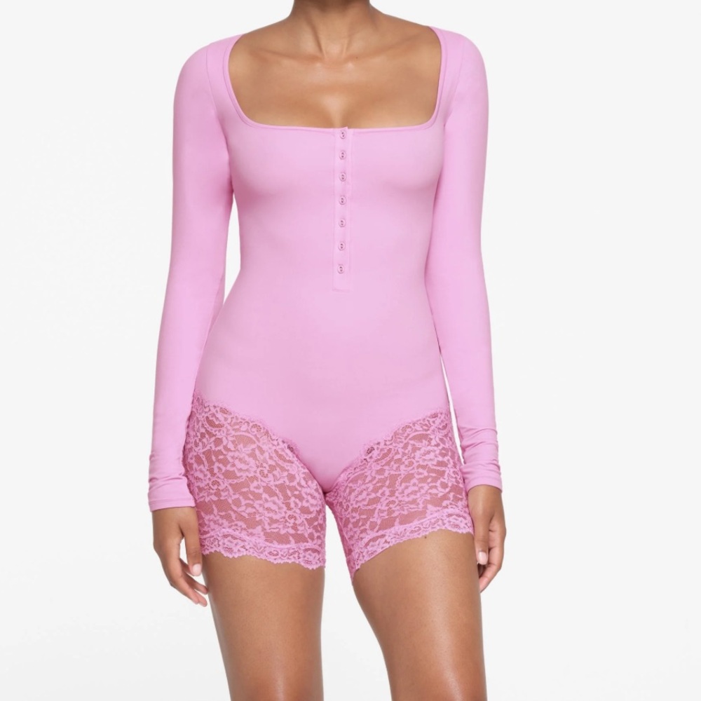 SKIMS LACE LONG SLEEVE ONESIE | PETAL - Picture 2 of 9